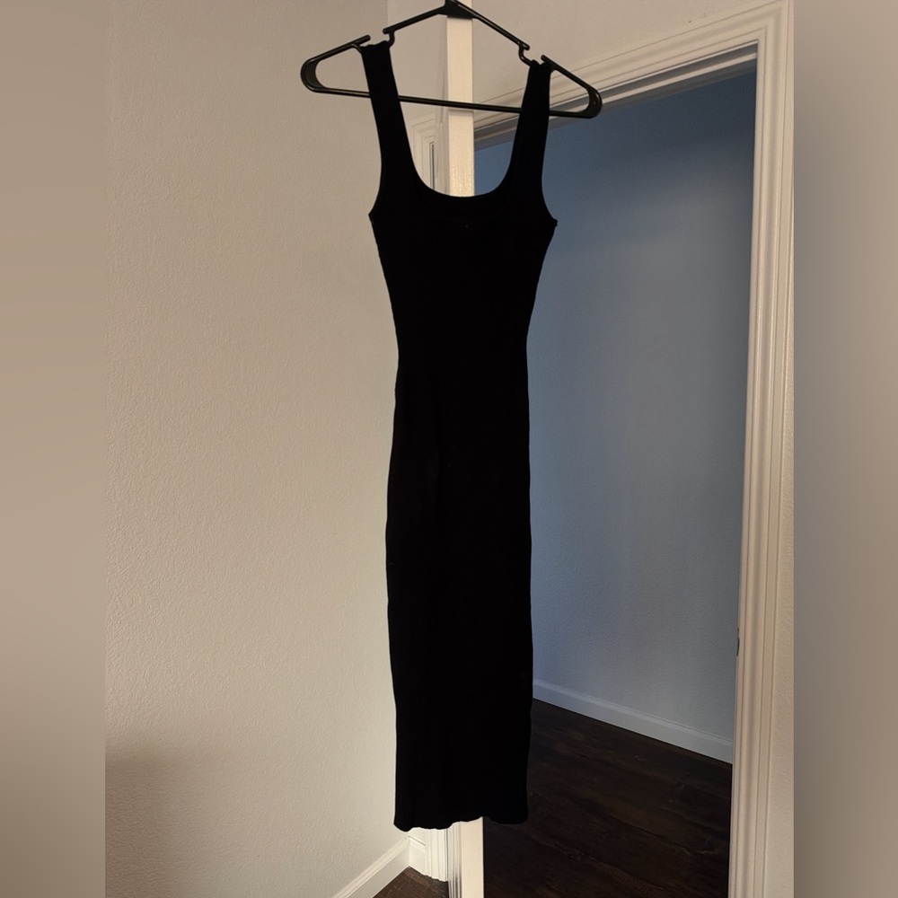 Windsor Elegant Black Sleeveless Midi Dress
